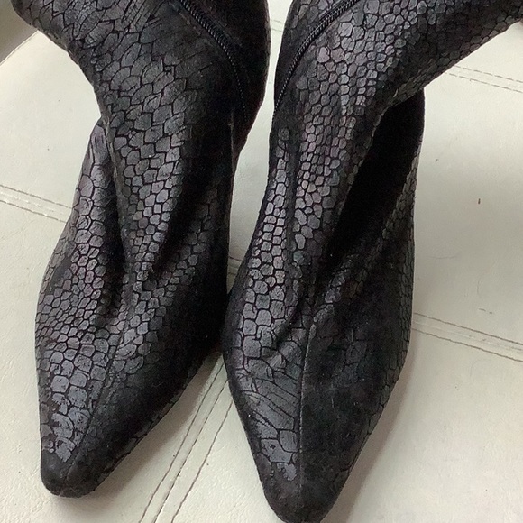 Black patterned boot - Picture 3 of 10